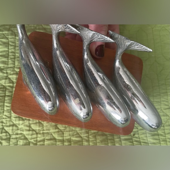 VINTAGE 4 SOLID STAINLESS STEEL SPERM WHALES ON WOODEN STAND-NAUTICAL DECOR - Picture 9 of 10